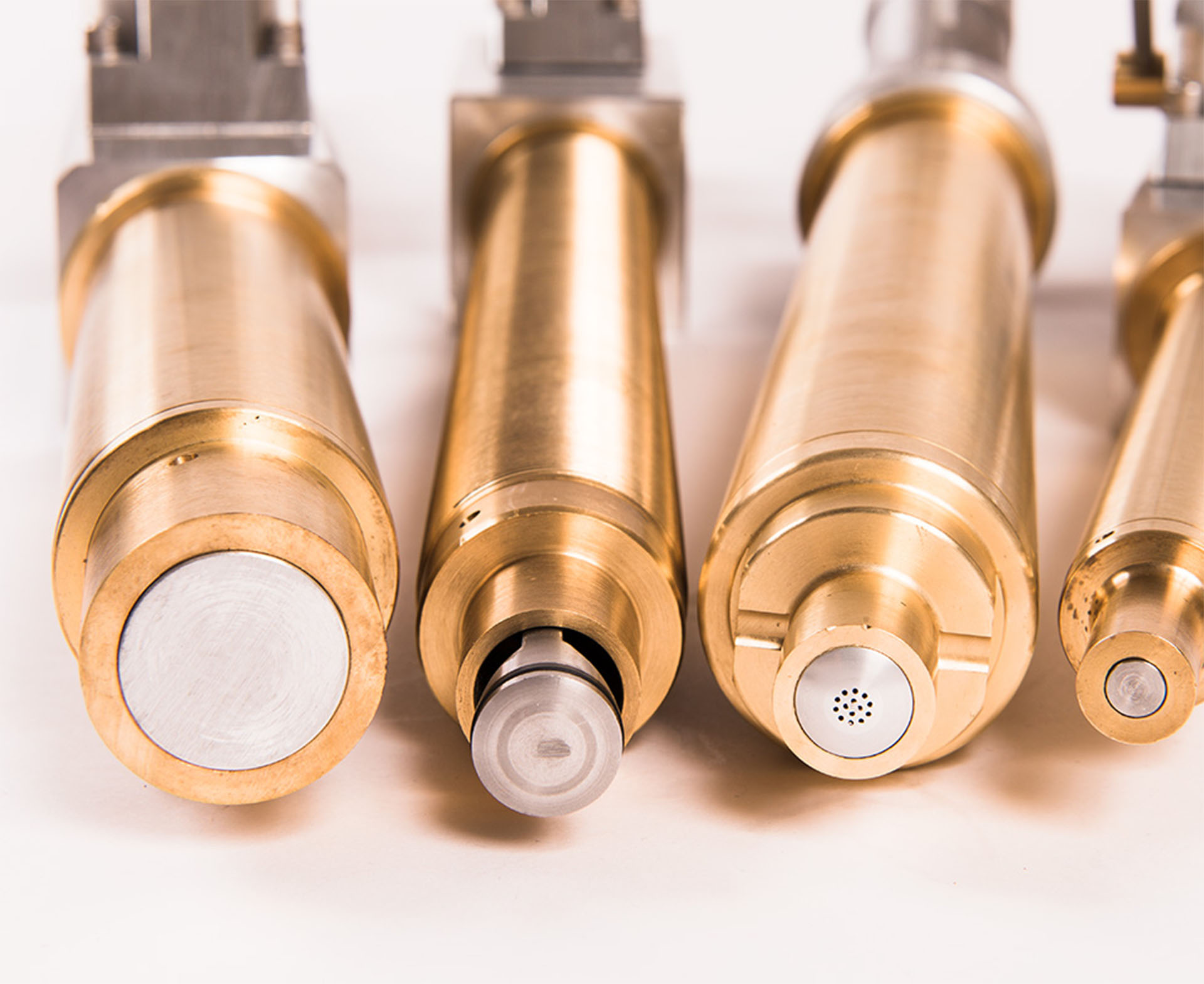 Messingzylindrische Industriekomponenten (Injektoren/Ventildüsen) für die Partikelschaumindustrie, hergestellt von Peter Kröner GmbH, einem familiengeführten Unternehmen mit Expertise in modularer Füllertechnologie und präziser Verarbeitung.