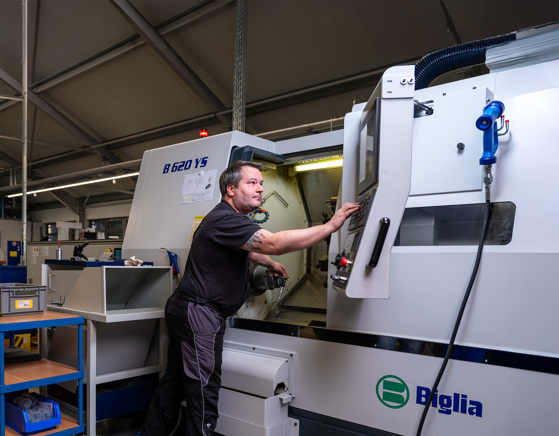 Ein Mitarbeiter von Peter Kröner GmbH bedient eine Biglia B 620 YS CNC-Maschine in der Produktion von Komponenten für die Partikelschaumindustrie, die auf hohe Fertigungstiefe und präzise Verarbeitung setzt.