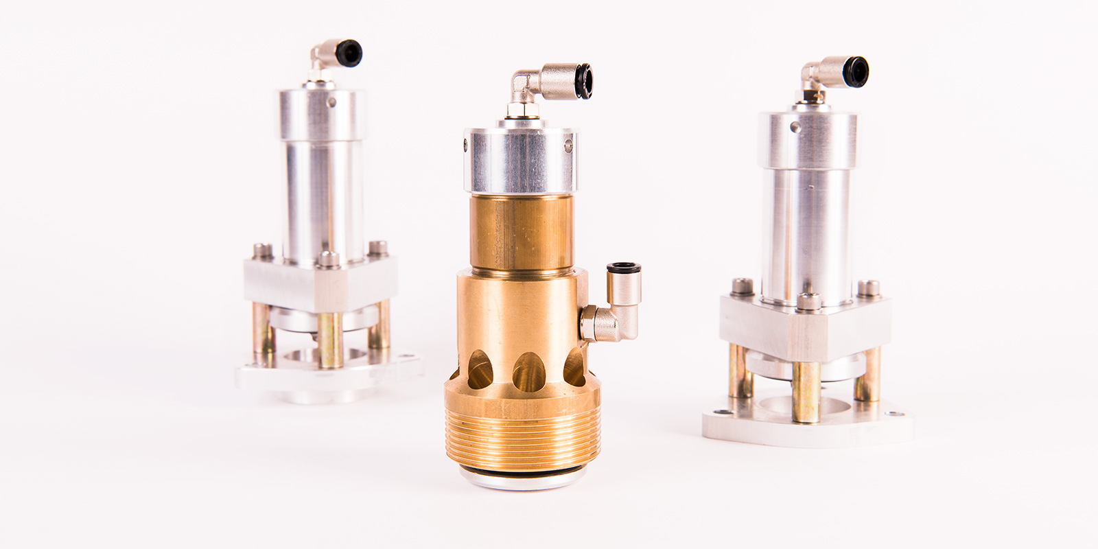 Drei industrielle Ventile für die Partikelschaumindustrie, entwickelt von Peter Kröner GmbH, mit modularem Design, präziser Verarbeitung und langlebiger Bauweise für Formwerkzeugherstellung und Verarbeitung von EPS, EPP, ETPU.