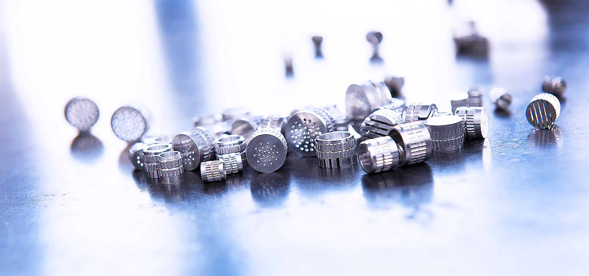 Verschiedene metallene Präzisionskomponenten für die Partikelschaumindustrie, darunter Injektoren und Entlüftungsdüsen, hergestellt von Peter Kröner GmbH – spezialisiert auf modulare Füllertechnologie und langlebige Lösungen für industrielle Anwendungen.