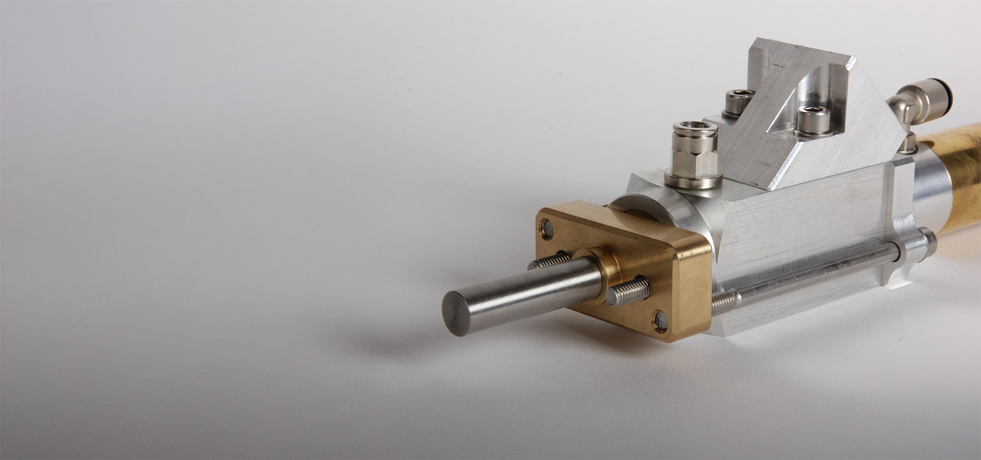 Integriertes Auswerfersystem aus Aluminium und Messing für die präzise Verarbeitung von Partikelschäumen (EPS, EPP, ETPU) – entwickelt von Peter Kröner GmbH, Spezialist für Injektoren und Zubehör in der Partikelschaumindustrie.
