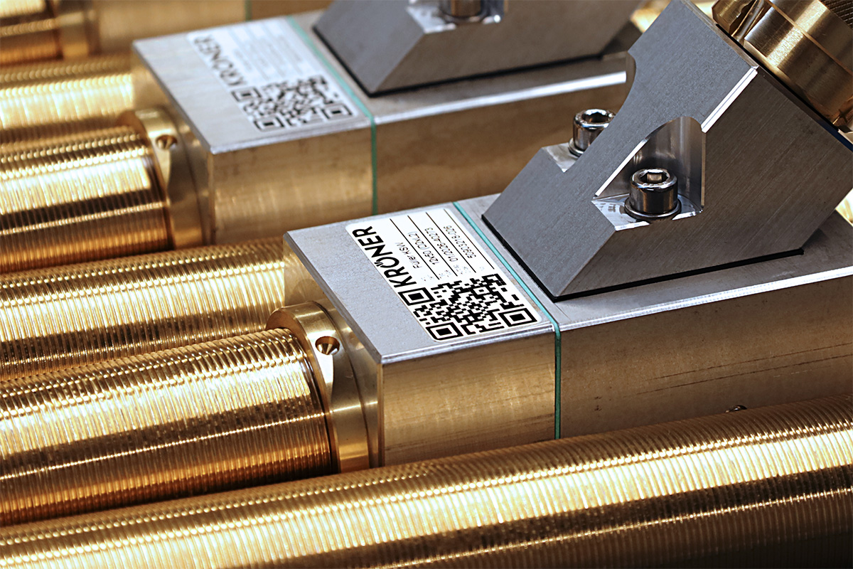 Metallkomponenten mit QR-Codes und der Marke 