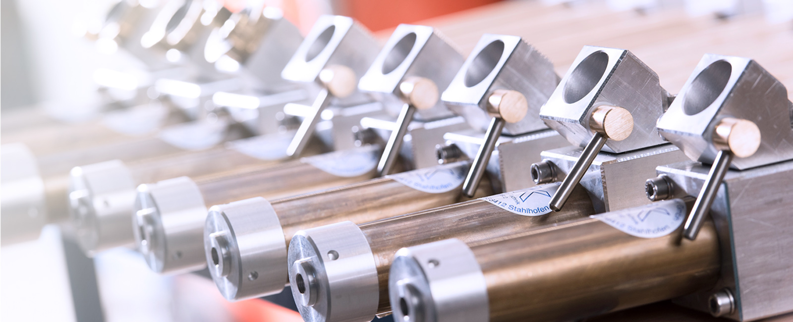 Reihe von präzise gefertigten metallischen Komponenten (Injektoren/Zubehör) für die Partikelschaumindustrie, hergestellt von Peter Kröner GmbH, das Injektoren, Entlüftungsdüsen und Zubehör für die Verarbeitung von Partikelschäumen wie EPS, EPP und ETPU entwickelt und fertigt.