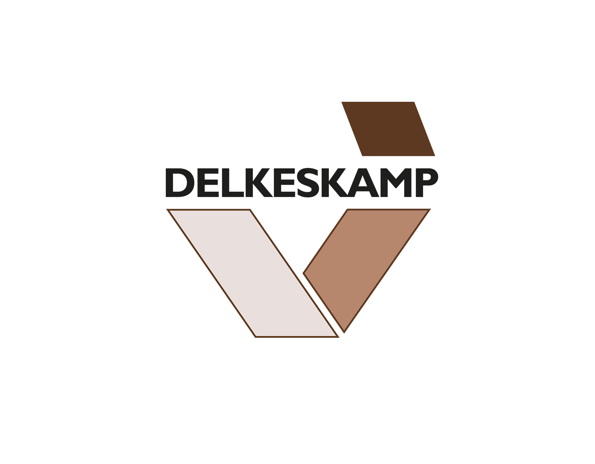 Logo von Delkeskamp mit dem Firmennamen in fettgedruckter schwarzer Schrift und einem geometrischen V-förmigen Design aus braunen und hellbeigen Parallelogrammen.
