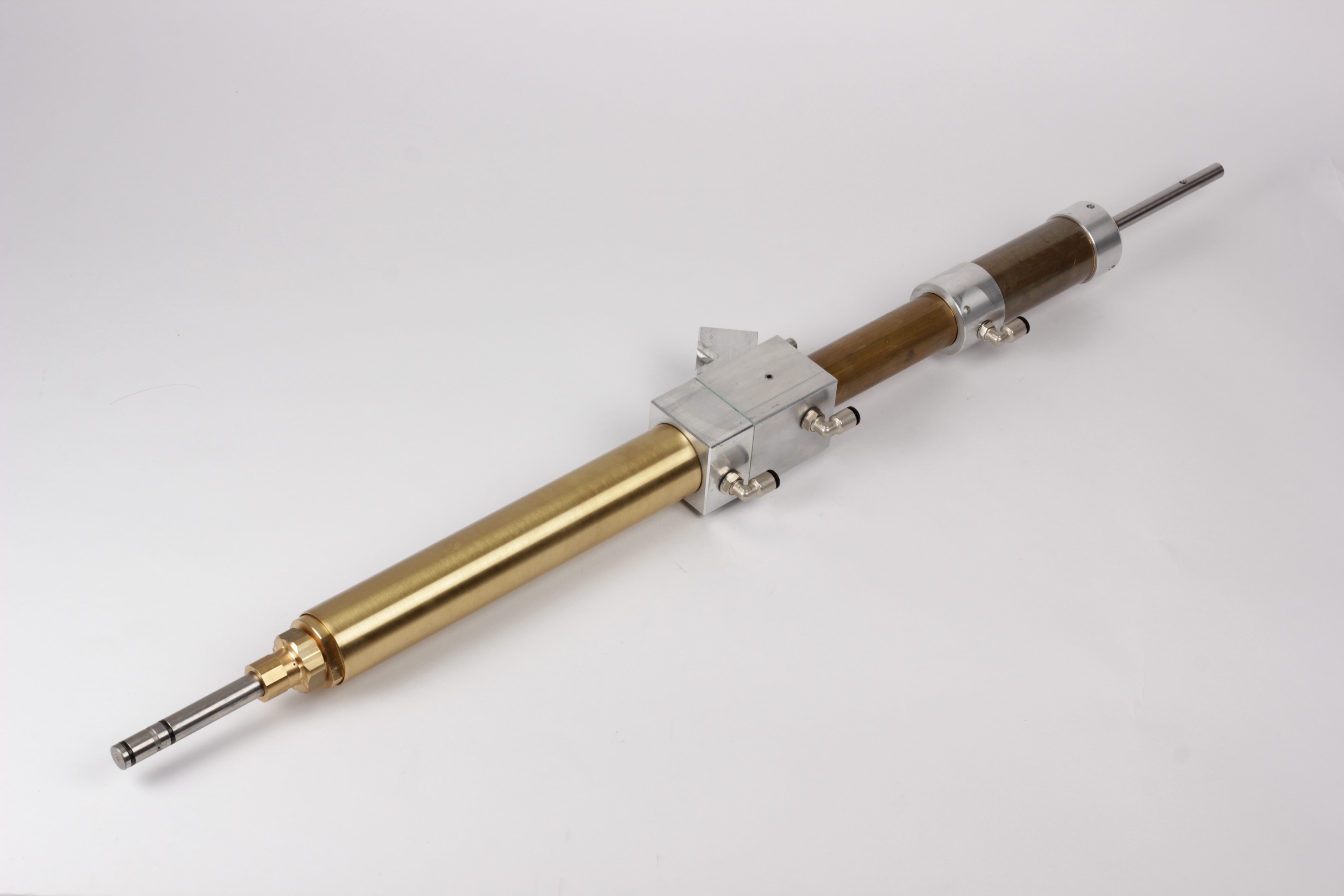 Detailbild eines industriellen Injektors oder Düsenassemblies für die Partikelschaumverarbeitung, gefertigt von Die Peter Kröner GmbH mit modularen Füllertechnologien für EPS, EPP, ETPU.