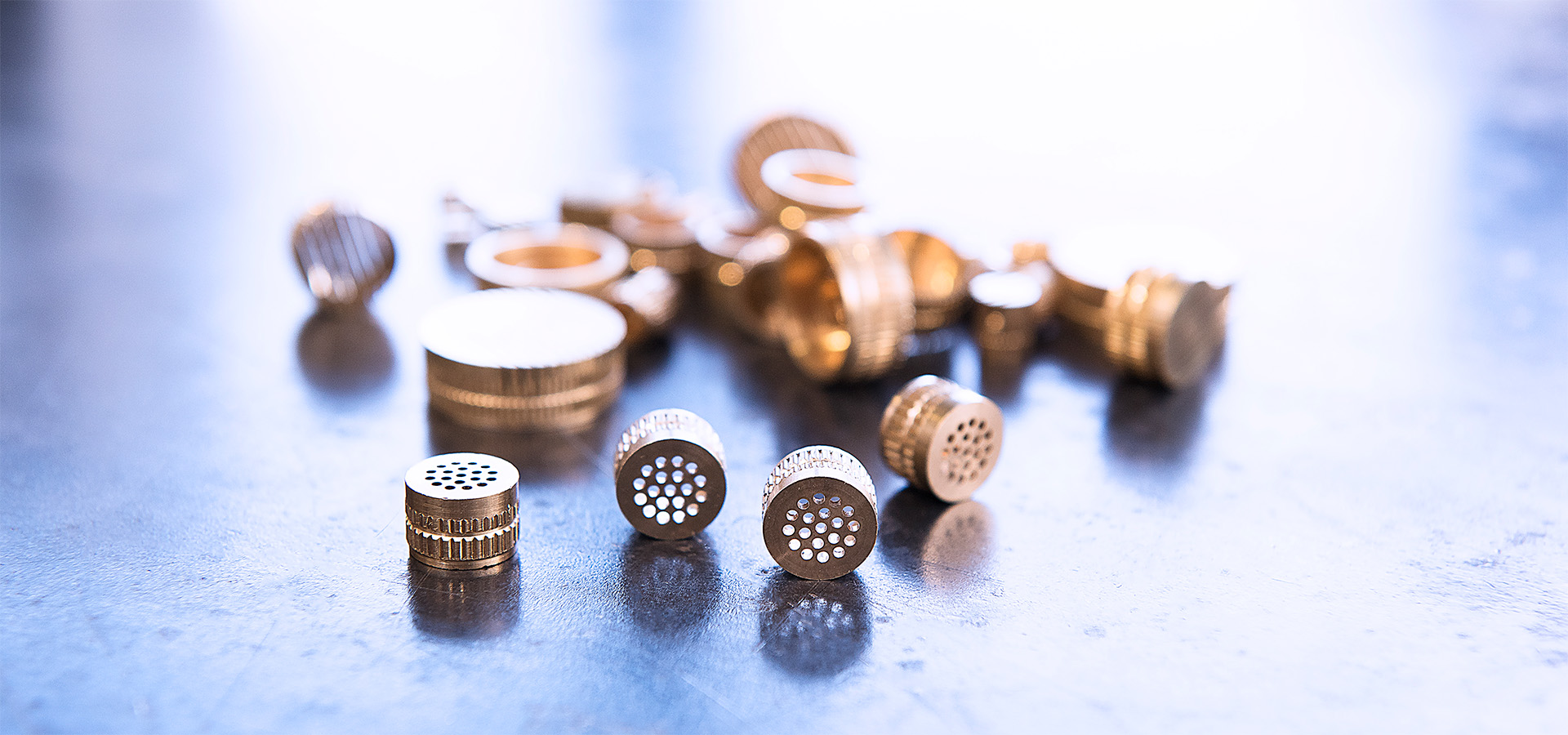 Verschiedene metallene Injektoren und Entlüftungsdüsen für die Partikelschaumindustrie, gefertigt von Peter Kröner GmbH – präzise Komponenten für industrielle Partikelschaumverarbeitung.